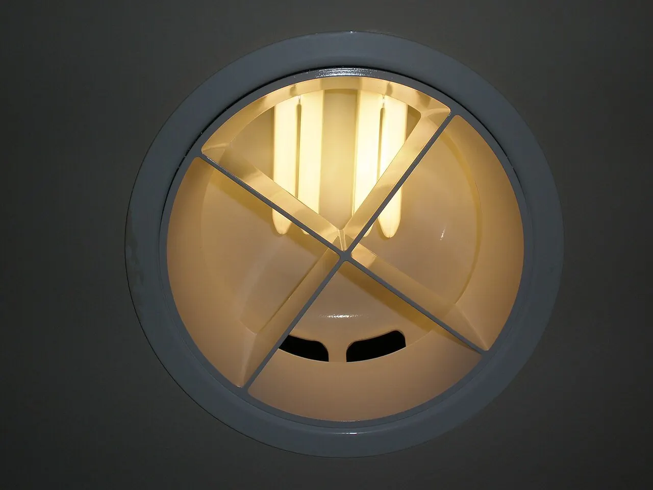 Recessed ceiling light with four bulbs inside