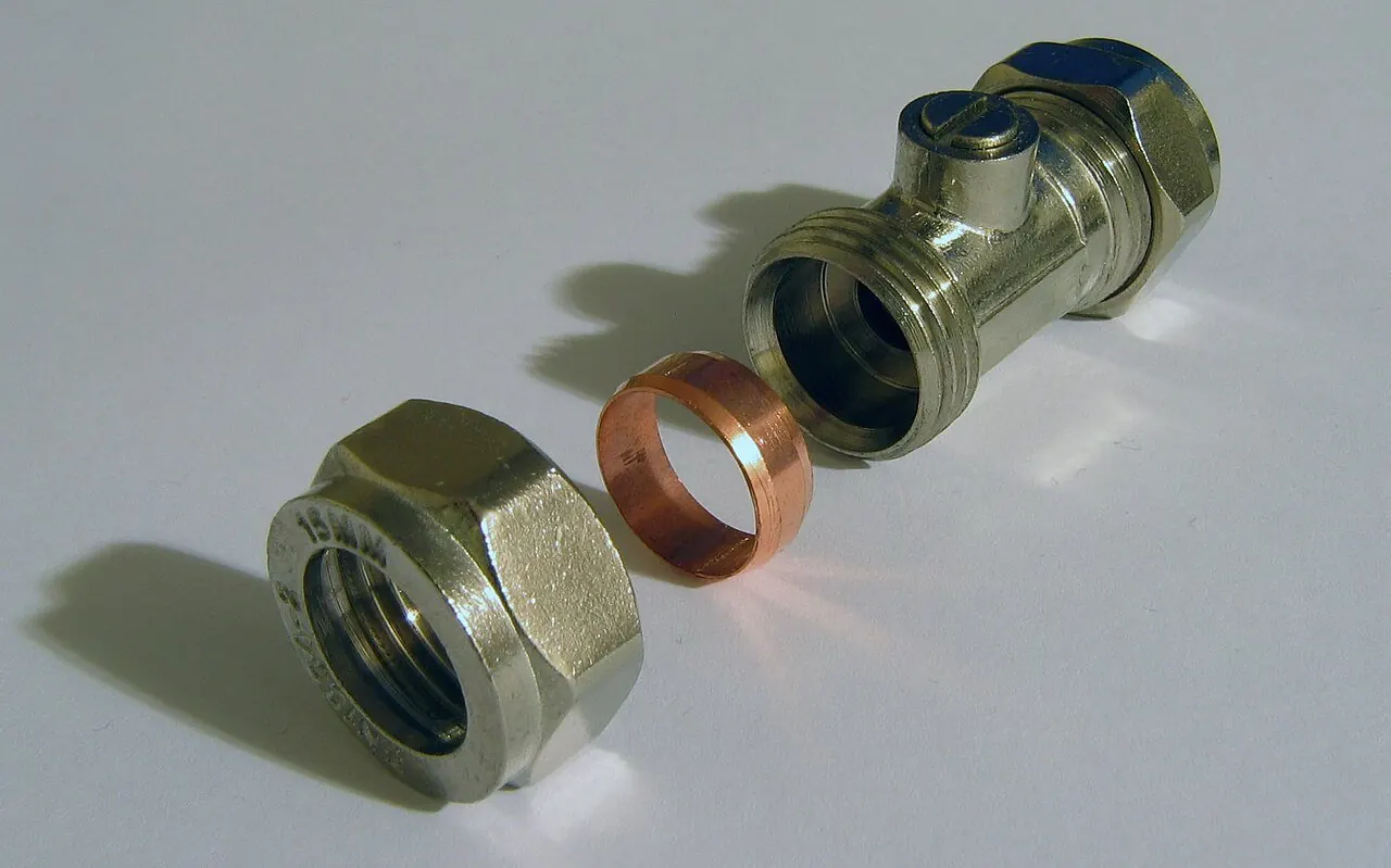 Small quarter-turn isolating valve on a compression fitting
