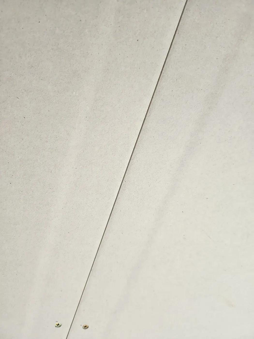 Plasterboard sheet with tapered edges where seams get taped