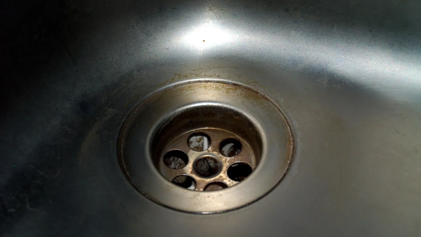 Stainless steel sink with a round drain strainer